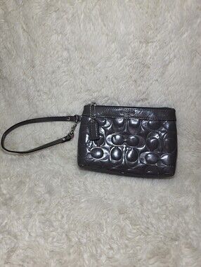 COACH Grey Embossed Signature Patent Leather Wristlet Pouch Purse Bag Y2K Chic